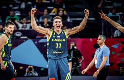 意甲半场：杜维卡斯建功，科莫暂1-0萨索洛（半场战报：杜维卡斯破门，科莫暂以1-0领先萨索洛）