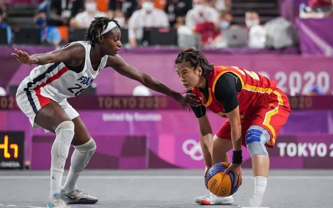 皇马客战赫罗纳：姆巴佩搭档维尼修斯，贝林厄姆、居莱尔出战（皇马做客赫罗纳：姆巴佩联手维尼修斯，贝林厄姆与居莱尔同场亮相）