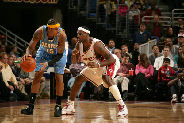 前锋突破射门锁定胜利（前锋强突劲射锁定胜局）