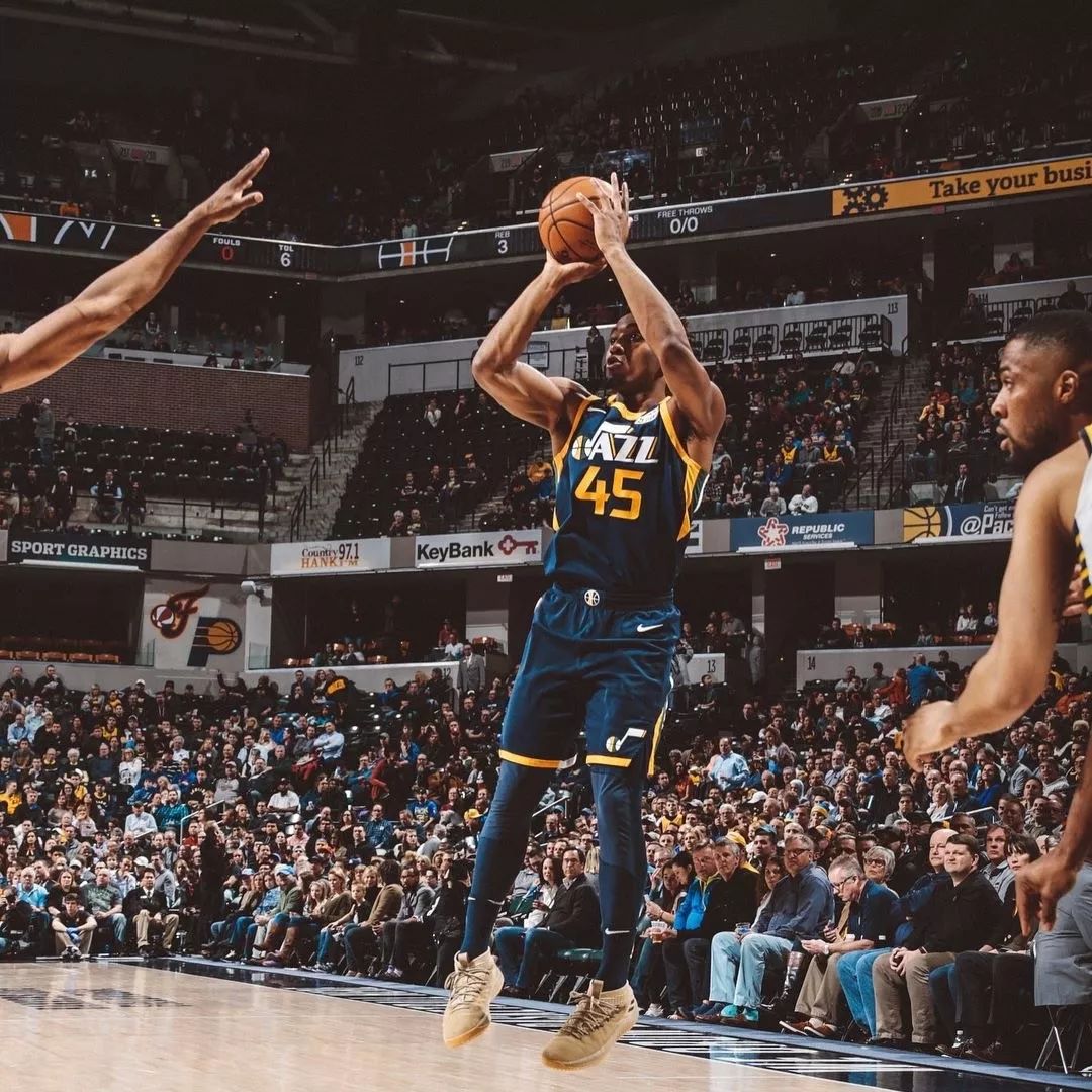 足球世界杯官方公布首批裁判名单，引发讨论（国际足联发布世界杯首批裁判阵容，社会各界热议）