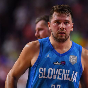 神锋！小蜜蜂前锋蒂亚戈再演梅开二度，联赛13场进11球（火力全开！小蜜蜂射手蒂亚戈再度双响，联赛13战11球）